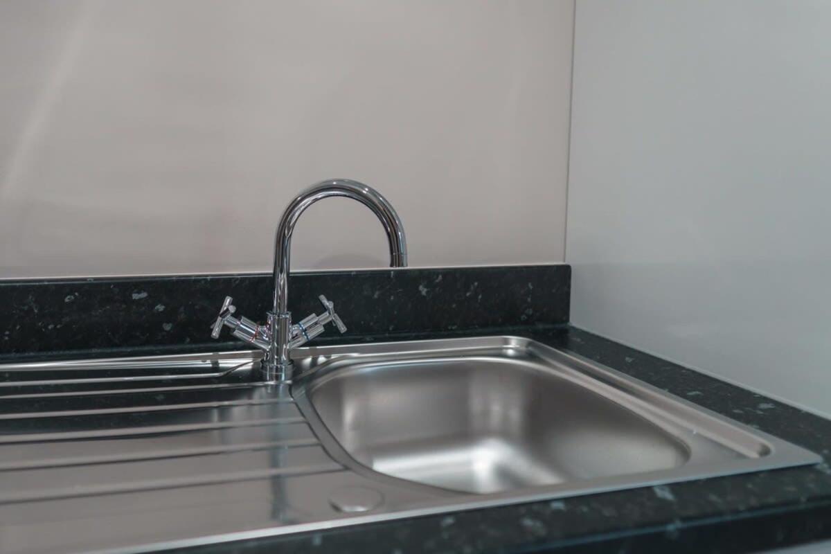 Modern 2 Bed In - Sleeps 4 *