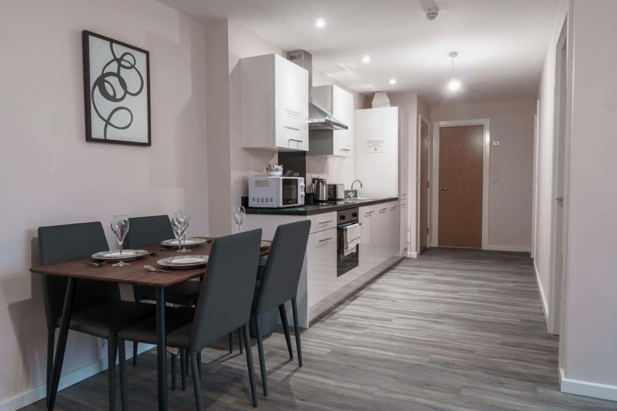 Modern 2 Bed In - Sleeps 4 Apartment *